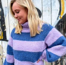 Indlæs billede til gallerivisning Loveknit Stribesweater - høj hals